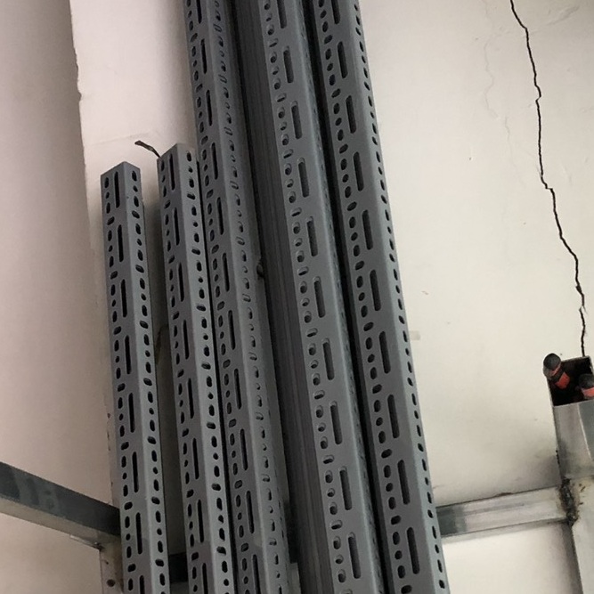 Thép V đục lỗ 3x5 thanh 2M  - Ảnh 1